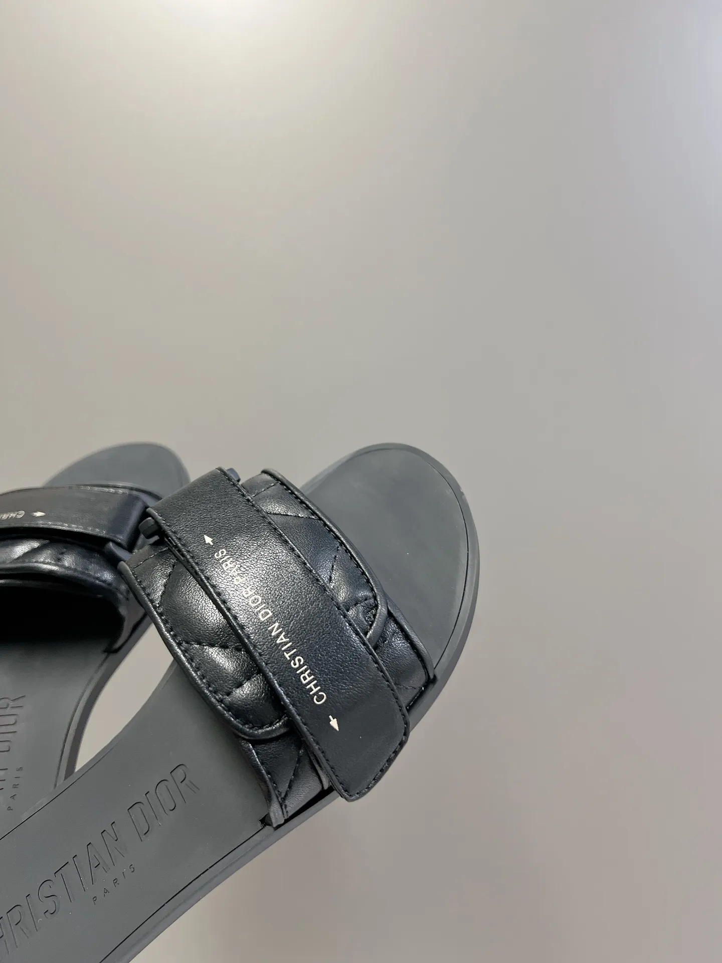 👟👟Ex-factory price 380👟👟 Leather-covered Dior classic Velcro buckle sandals. The high version of the GO original version is a perfect replica. The most popular color matching fabric. Super layered. The original high-end TPU outsole✔️very comfortable and easy to walk. The upper materials are all original customized, 3D electric embroidered three-dimensional cloth surface. Very versatile. A must-have for lazy people in summer. The original full set of packaging code number: 35-40